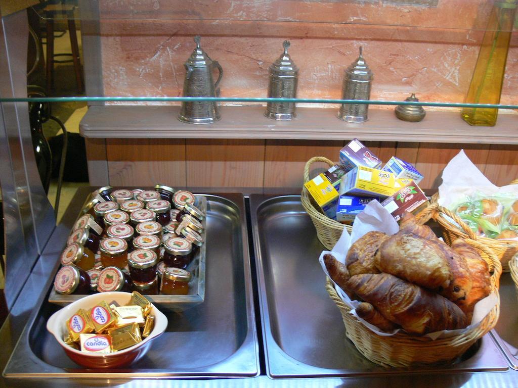 Hotel Le Saint Julien Bagian luar foto